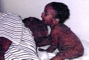 foto Peuzino, mordendo papai