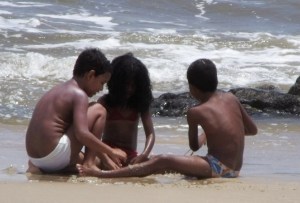 pedro-viagem-sulba-ilheus-meninos-na-praia