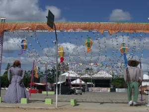 bandeirola, balão, bonecos